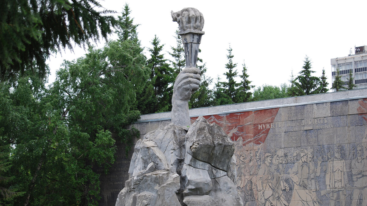 Монумент-факел в сквере Героев Революции, г. Новосибирск