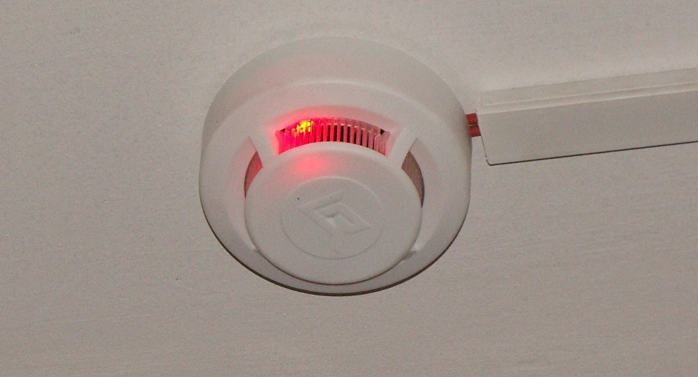 Если индикатор извещателя горит не мигая, это означает, что именно он и сработал.