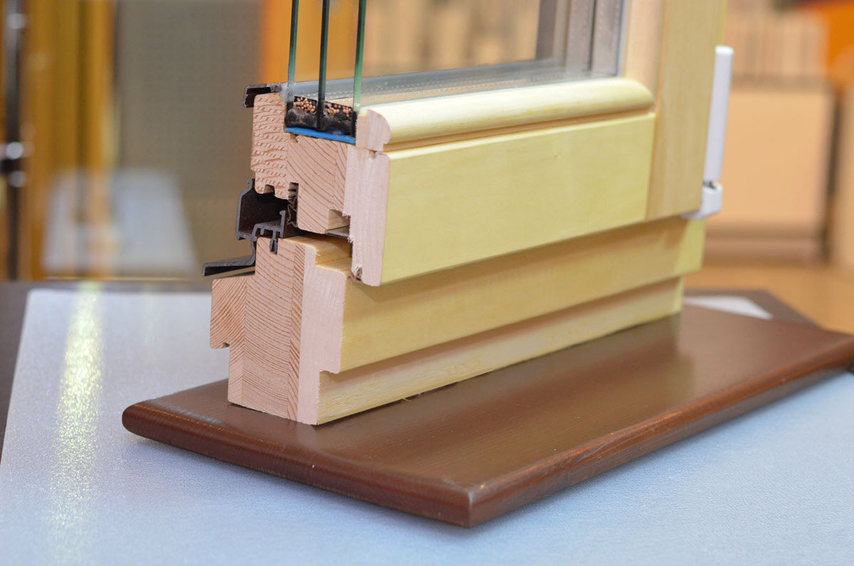 Пример деревянного окна с внутренней ламелью из липы