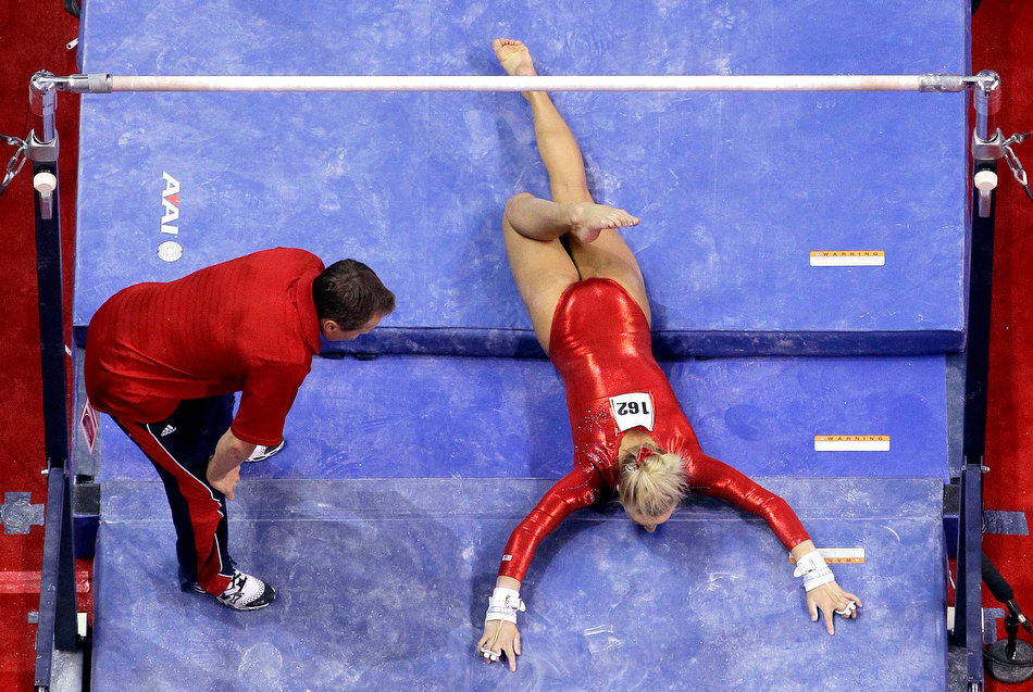 Падение спортсменов. Спортивная гимнастика падения. Страшные травмы в спортивной гимнастике.