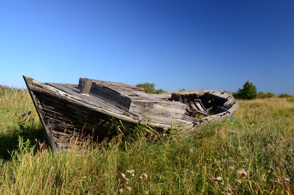 Старая лодка рядом с замком Тоолсе