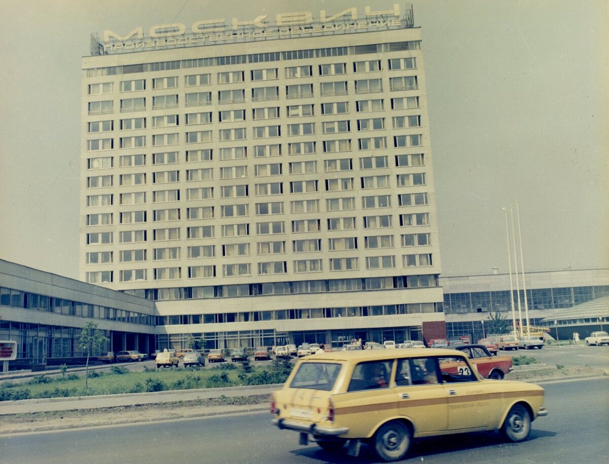 Москвич-2137 на фоне здания заводоуправления АЗЛК