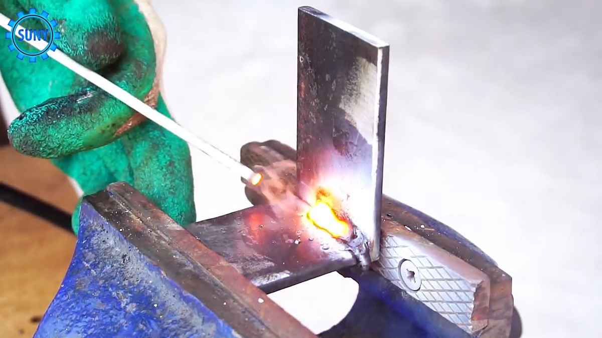 Скриншот с видео на YouTube-канале Mr SunY