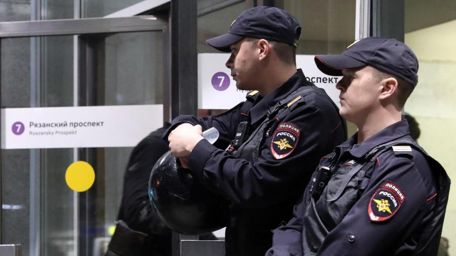 Сотрудники МВД около метро «Рязанский проспект». Фото: ТАСС/Сергей Карпухин