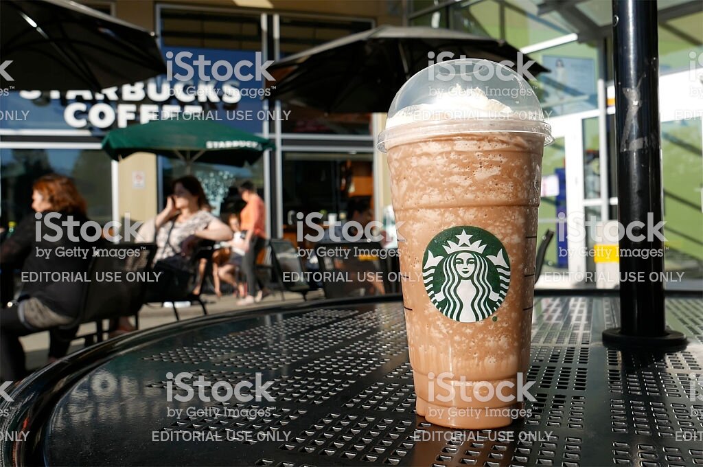 https://www.istockphoto.com/ru/%D1%84%D0%BE%D1%82%D0%BE/one-side-of-people-drinking-starbucks-coffee-gm547535302-98984341