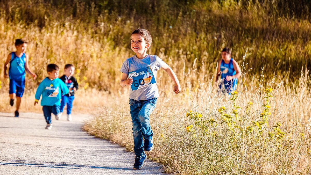 https://www.pexels.com/photo/boy-running-on-pathway-2539281/