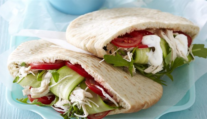 Приготовить домашний лаваш, фаршированный курицей. Это отлично подходит для ужина, но вы можете взять его на обед на следующий день.