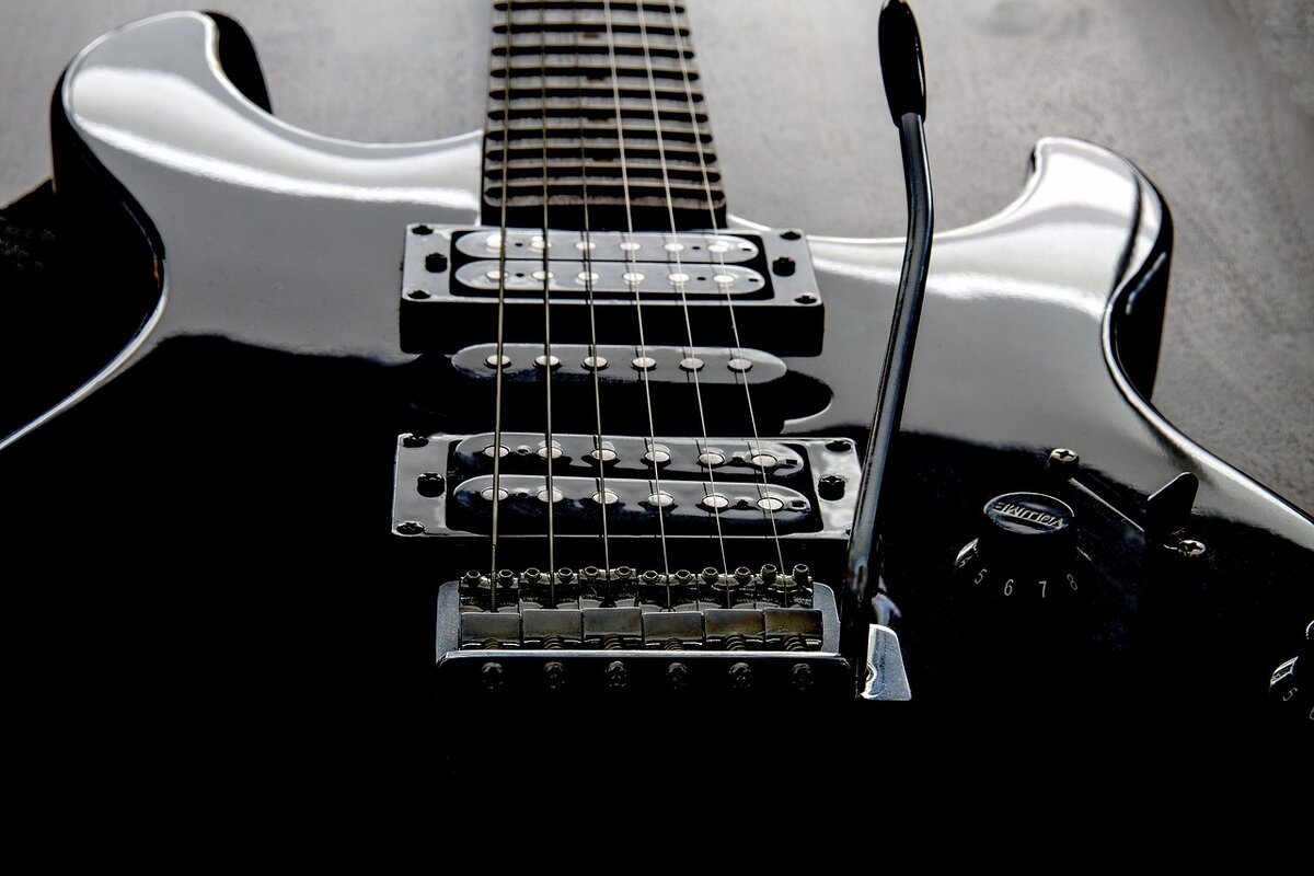 https://pixabay.com/photos/guitar-electric-guitar-strings-2472245/