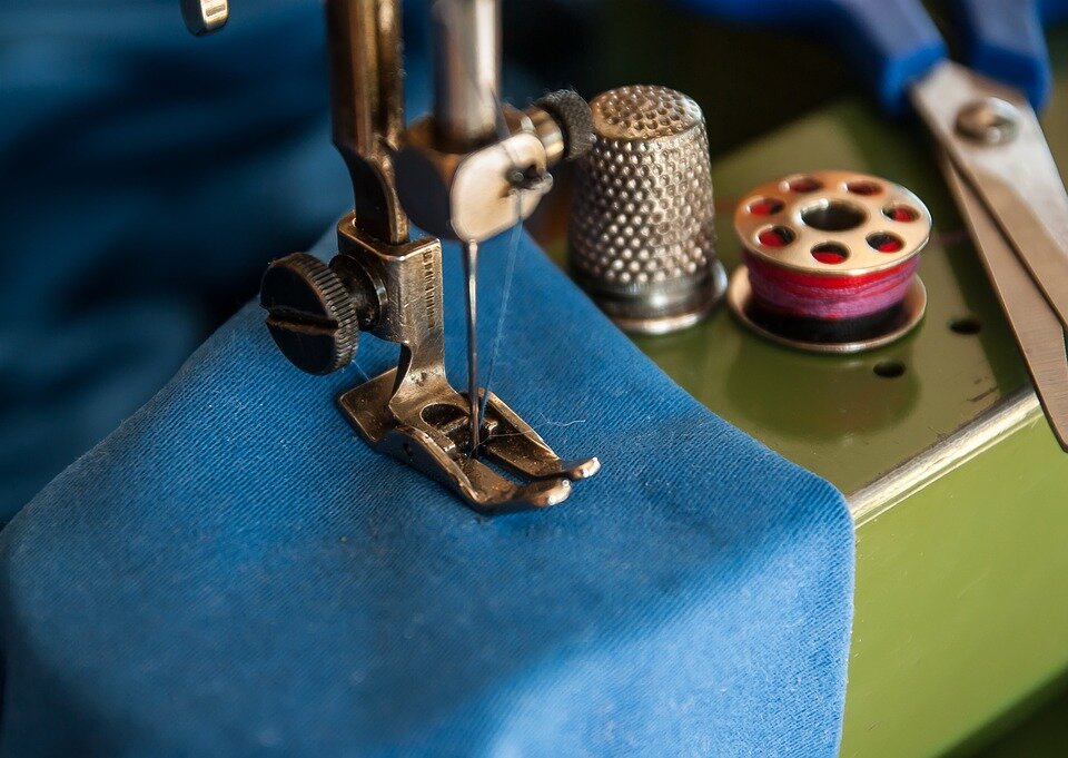 https://cdn.pixabay.com/photo/2016/05/03/17/40/sewing-machine-1369658_960_720.jpg