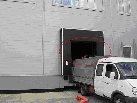 Докшелтер не приспособлен для герметизации проёма с ТС типа «газель» (Рисунок 8). В зимнее время суток любые погрузо-разгрузочные работы с ТС типа «газель» будут приводить к охлаждению СК, т.к. при постановке ТС в док образуется отверстие площадью ~4 м2 при этом доки не оборудованы тепловыми завесами. Стоит особо отметить, что даже тепловые завесы не смогут компенсировать потери тепла из проёма площадь ~4м2. Рисунок 8 
