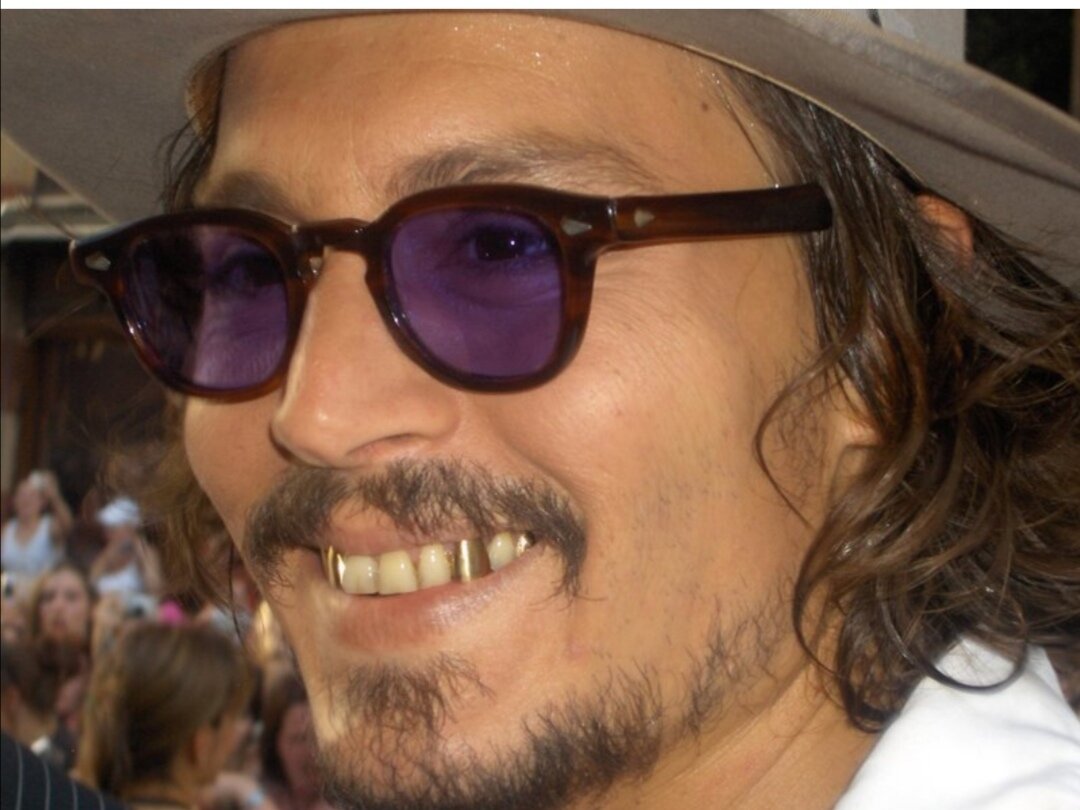 Джонни Депп привык носить грилзы ещё во время съёмок "Пиратов карибского моря", с тех пор не может отказаться от этого украшения. 