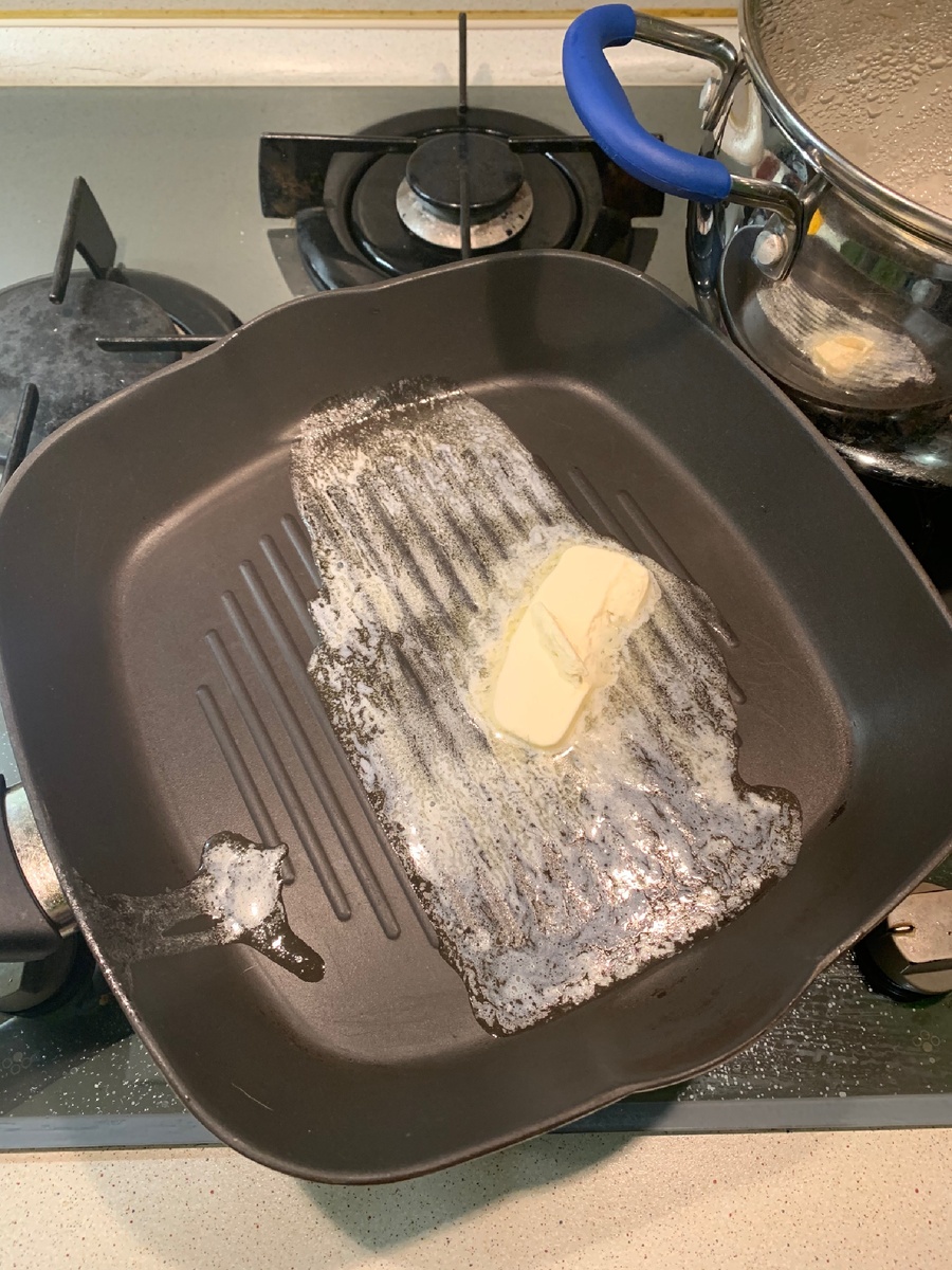 Топим масло, смазываем поверхность сковороды