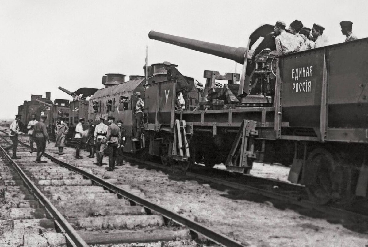 На фото из сети. Бронепоезд "Единая Россия".