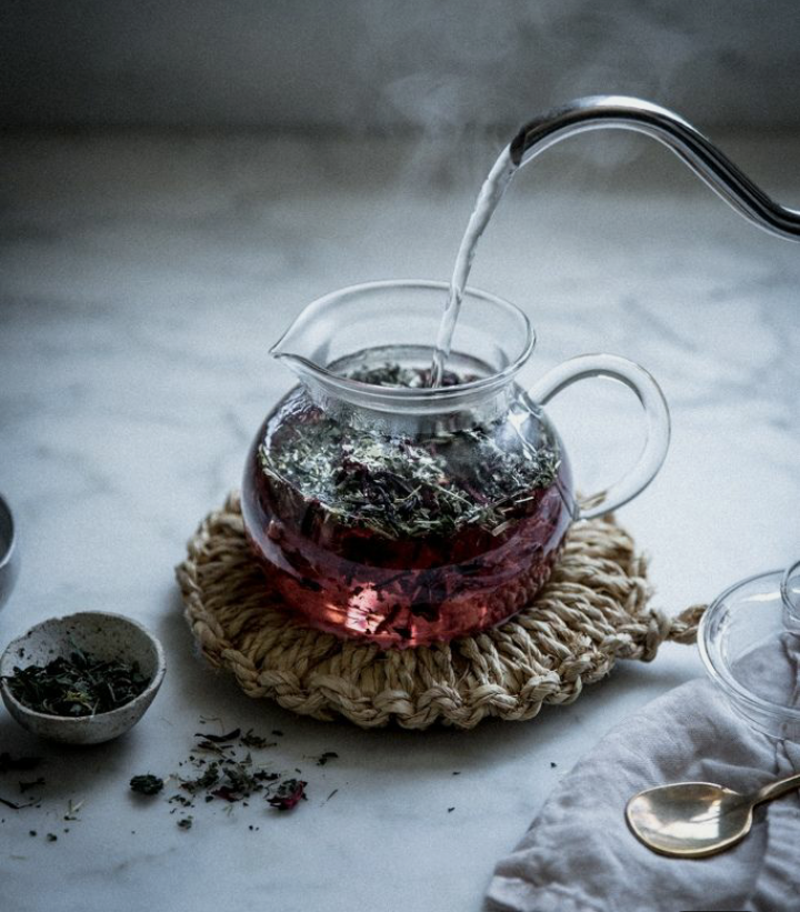Черный чай в заварнике. Чай. Необычный чай. Чай в чайнике. Красивый чай.