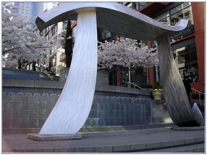 Музей искусств в Сиэтле. Металлическая скульптура числа π установлена на ступенях здания.