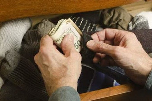  Один из способов это спрятать их в вещах,носки,потайные карманы на трусах,в подкладке пиджаков курток.