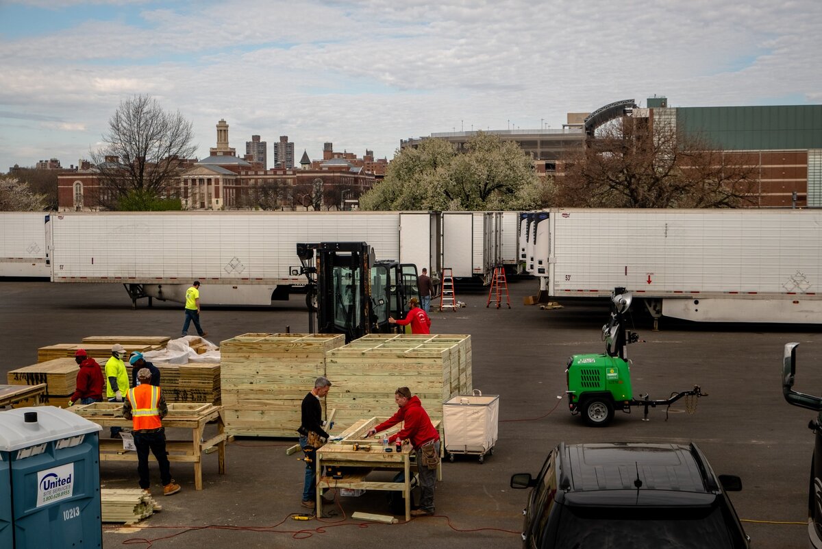 Прицепы для морга собираются в Нью-Йорке в начале апреля. Смертельные случаи отстают от инфекций, поэтому число новых зарегистрированных случаев начинает падать в таких сильно пострадавших местах, как Нью-Йорк, уровень смертности почти наверняка возрастет.