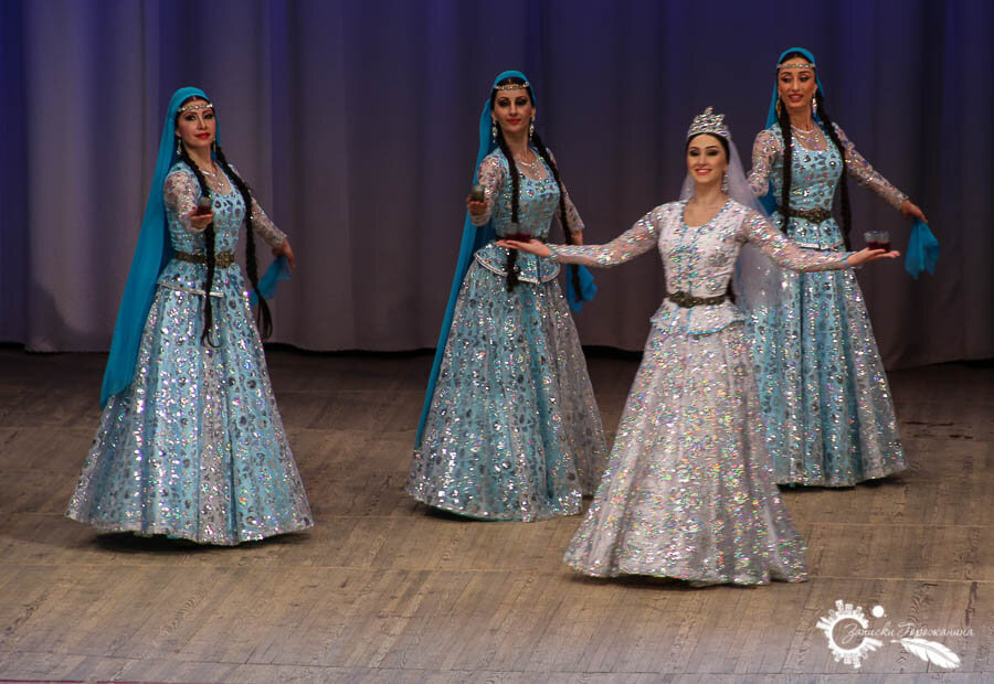 На фото: ЧЕТЫРЕ женщины