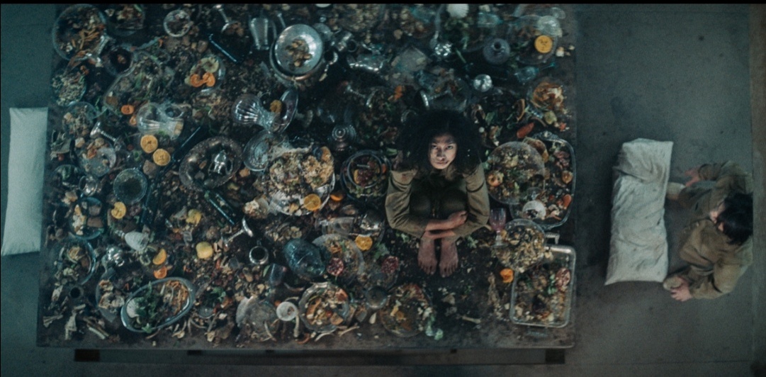 Кадр из фильма "Платформа"