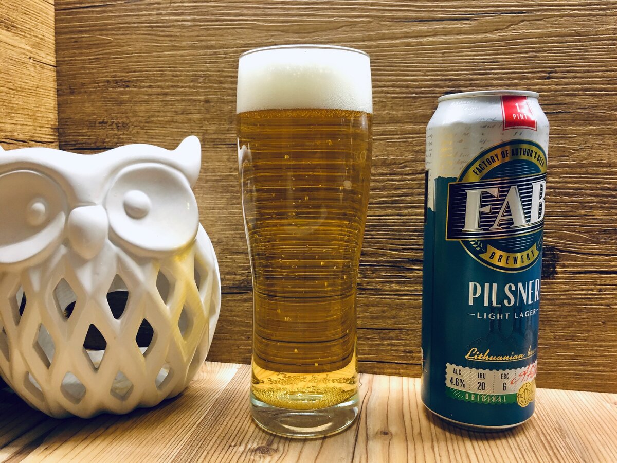 Пиво FAB Pilsner в бокале Kormoran.