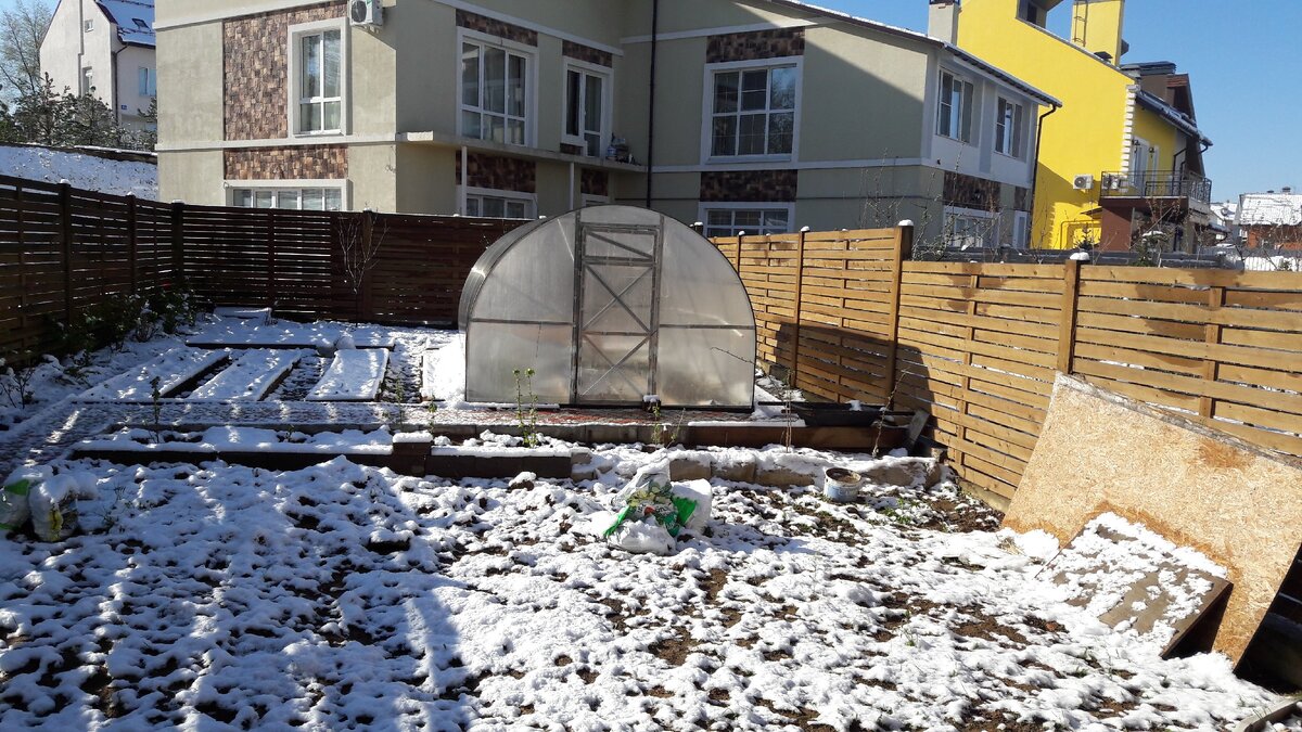 Мой огород. Начало. На переднем плане - площадка под газон, грядки начинаются на уровне теплицы.