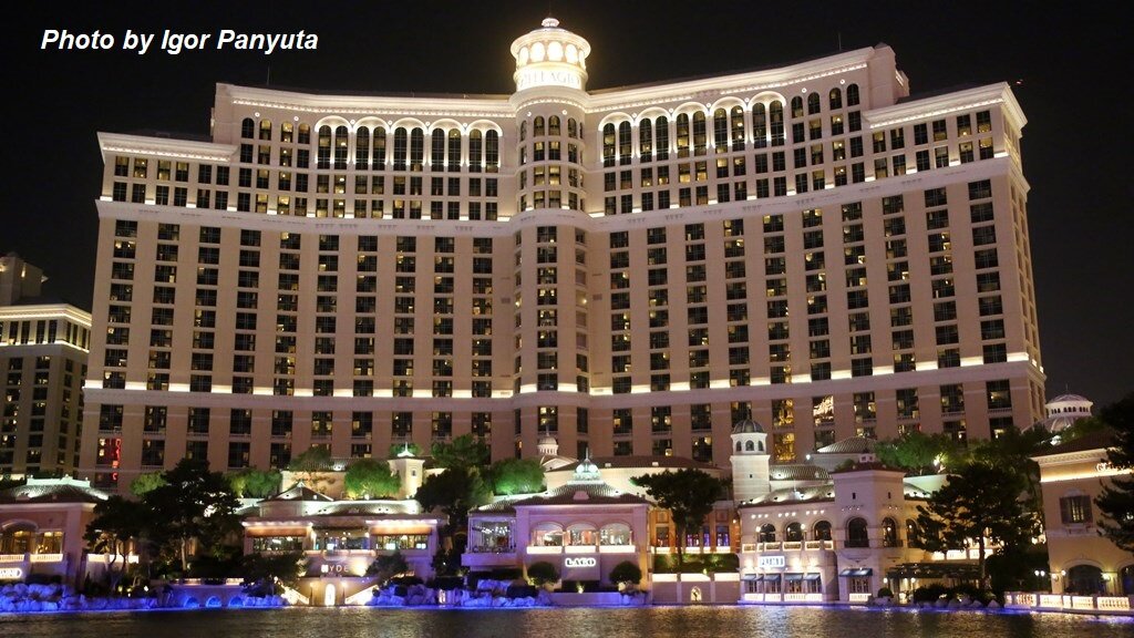 Отели и казино на вечернем Стрипе в Лас-Вегасе