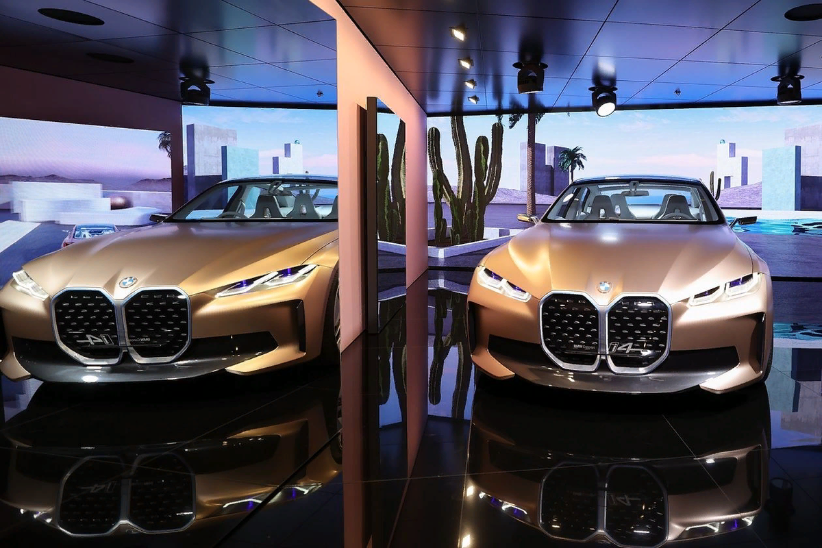 Демонстрация электромобиля BMW i4 на выставке в Пекине 7 сентября.