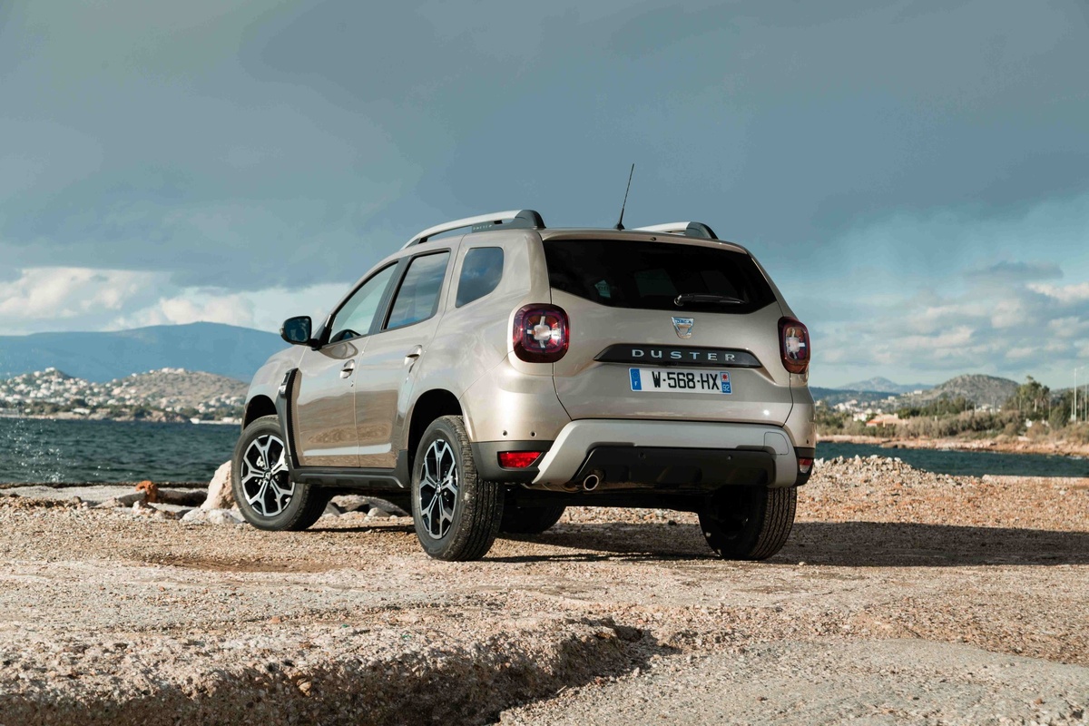 А вот дизайн фонарей получился очень самобытным, ни на что не похожим. Тут Renault постарались.