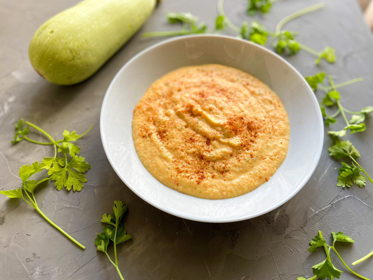 Суп из кабачков выглядит по-осеннему, но и летом очень вкусно его есть