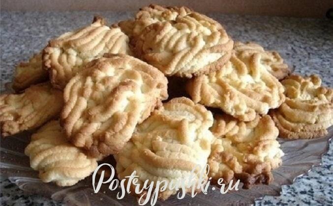 Печенье через мясорубку как в детстве, наверняка напомнит многим о советских временах, когда прилавки кондитерских магазинов не пестрили широким ассортиментом выпечки, и хозяйкам приходилось часто самим печь сладенькое.