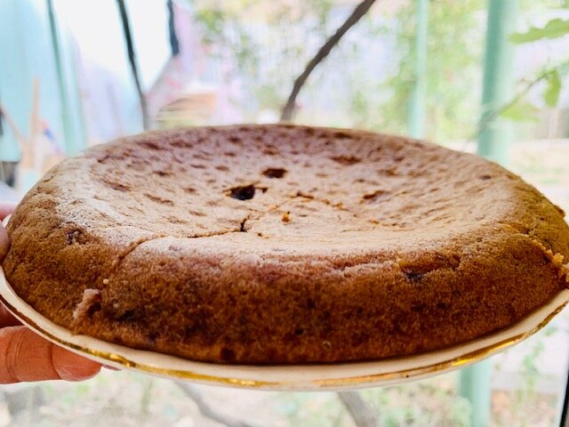 Смешать варенье, масло. сахар и воду. Отдельно муку и разрыхлитель. Соединить. Выпекать 40 мин при 180 градусов. У меня пока нет духовки, пекла в мкльтиварке. 