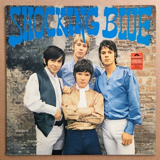 Первая виниловая пластинка группы Shocking Blue 1968 года с исходным составом. Барабанщик Кор ван дер Бек стоит по центру, как бы предупреждая всех фанатов группы, что он в ней хоть и самый маленький, но вместе с тем - самый главный