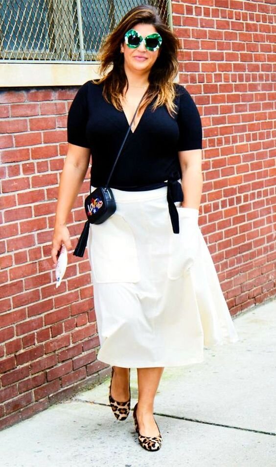 Здесь талии нет совсем, но объем добавленный юбкой А-силуэта с карманами на бедрах и топ на запах, формирующий талию, сделали своё дело. Обратите внимание, как маленькая сумочка правильного цвета на правильном месте сработала как приём, сужающий талию. 