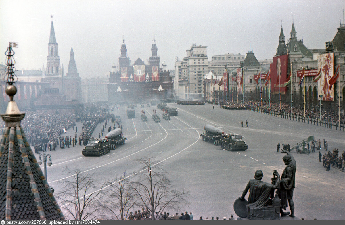 Парад победы в 1965 году в москве. Парад Победы 1965 в Москве. Парад 1965 года на красной площади. 9 Мая 1965 парад Победы. Парад на красной площади 9 мая 1965 года.