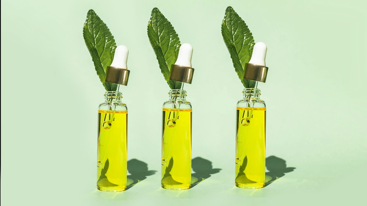 Источник изображения: https://imagesvc.meredithcorp.io/v3/mm/image?url=https%3A%2F%2Fstatic.onecms.io%2Fwp-content%2Fuploads%2Fsites%2F23%2F2021%2F11%2F01%2Ftea-tree-oil-benefits-uses-2000.jpg