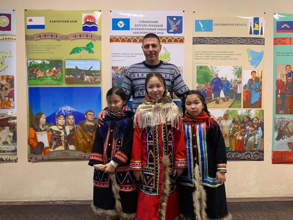 Е. Вершинин с младшими членами семьи Киргизовых. Фото предоставлены Институтом народов Севера