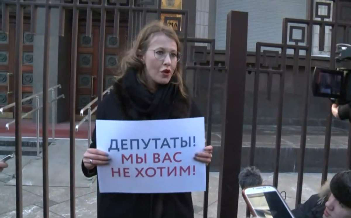 Ксения Собчак стоит в одиночном пикете у Госдумы. Источник: https://youtu.be/ACnEzzcKzxc