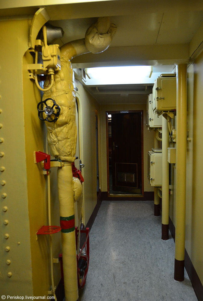 Приветствую! Сегодня давайте посмотрим те помещения "Авроры", куда обычно невозможно попасть гражданским лицам. Фото сделаны в 2014 году, во время нахождения крейсера в доке Кронштадта.-2