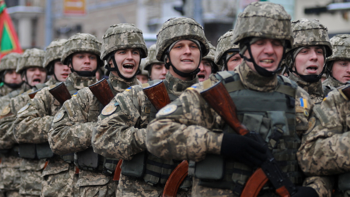 Военнослужащие вооруженных сил Украины на "Марше защитников Украины" по случаю празднования 25-й годовщины Вооруженных сил Украины во Львове. Стрингер / РИА Новости