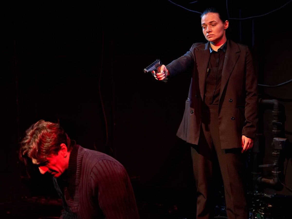 Андрей Кружков и Юлия Шамарина в спектакле "Человек-подушка"