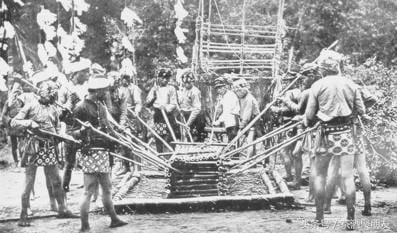 Аборигены Формозы совершают жертвоприношение обезьяны