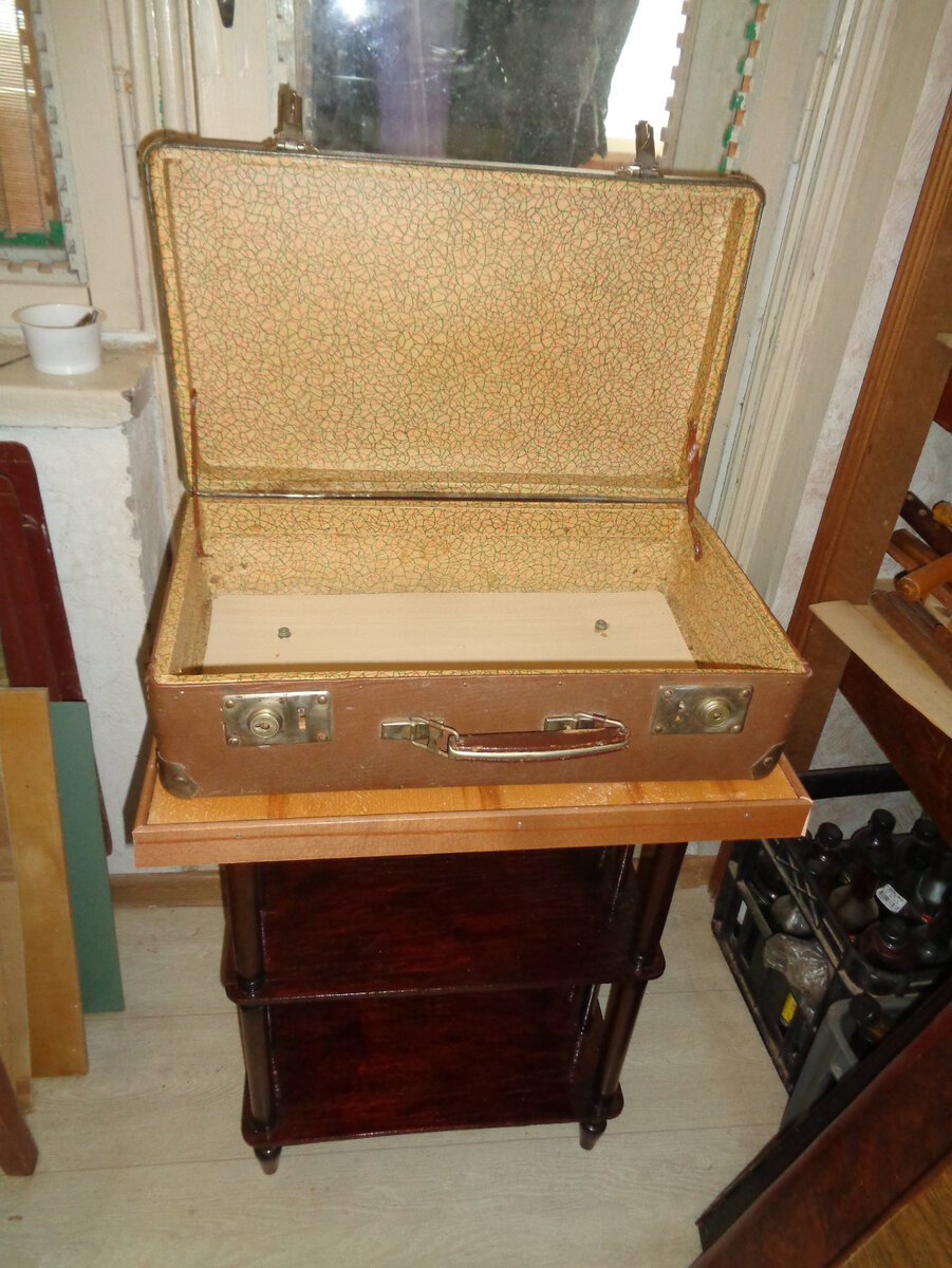  А недавно я совместил часть старой этажерки с чемоданом – получилась необычная и полезная мебель.