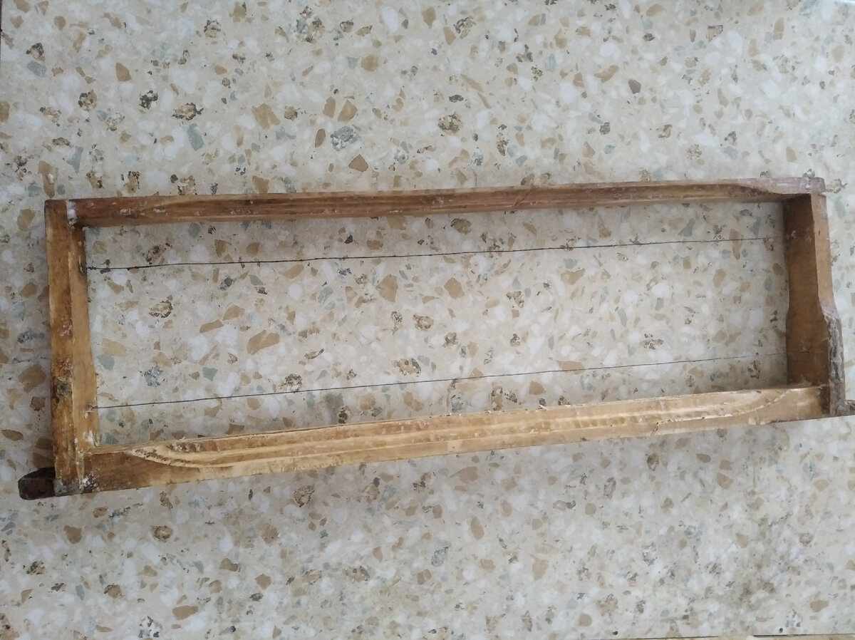 Вот пример магазинной рамки на которой фрезером выбраны и верхний и нижний бруски