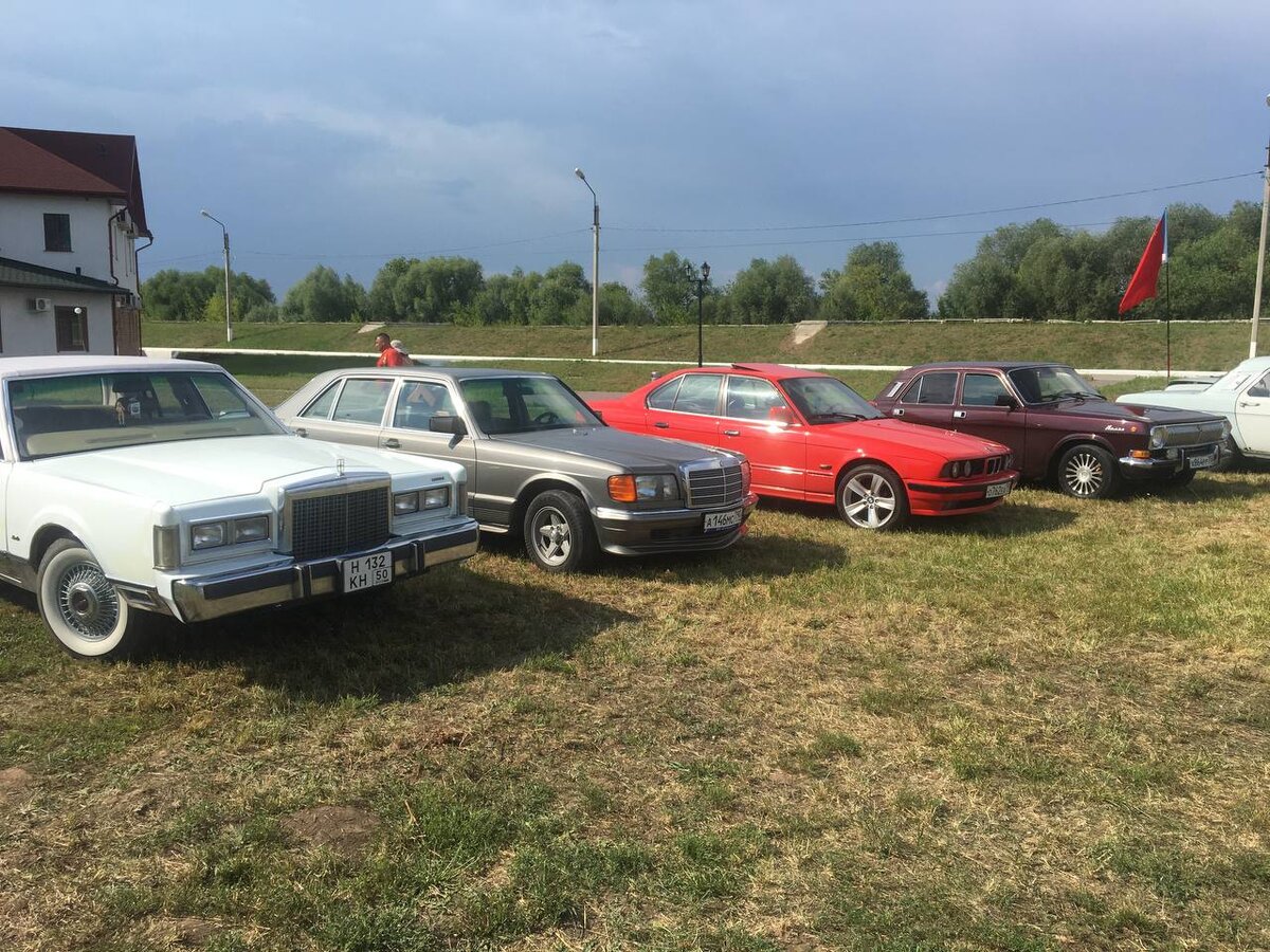 Зеленую поляну «Окской жемчужины» поделили между собой советские, немецкие и американские автомобили – каждый со своим уникальным стилем и харизмой.