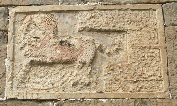 Изображение льва в стене старой мечети села Архит (лезг. Агъа Архитl), Хивский район, Дагестан.