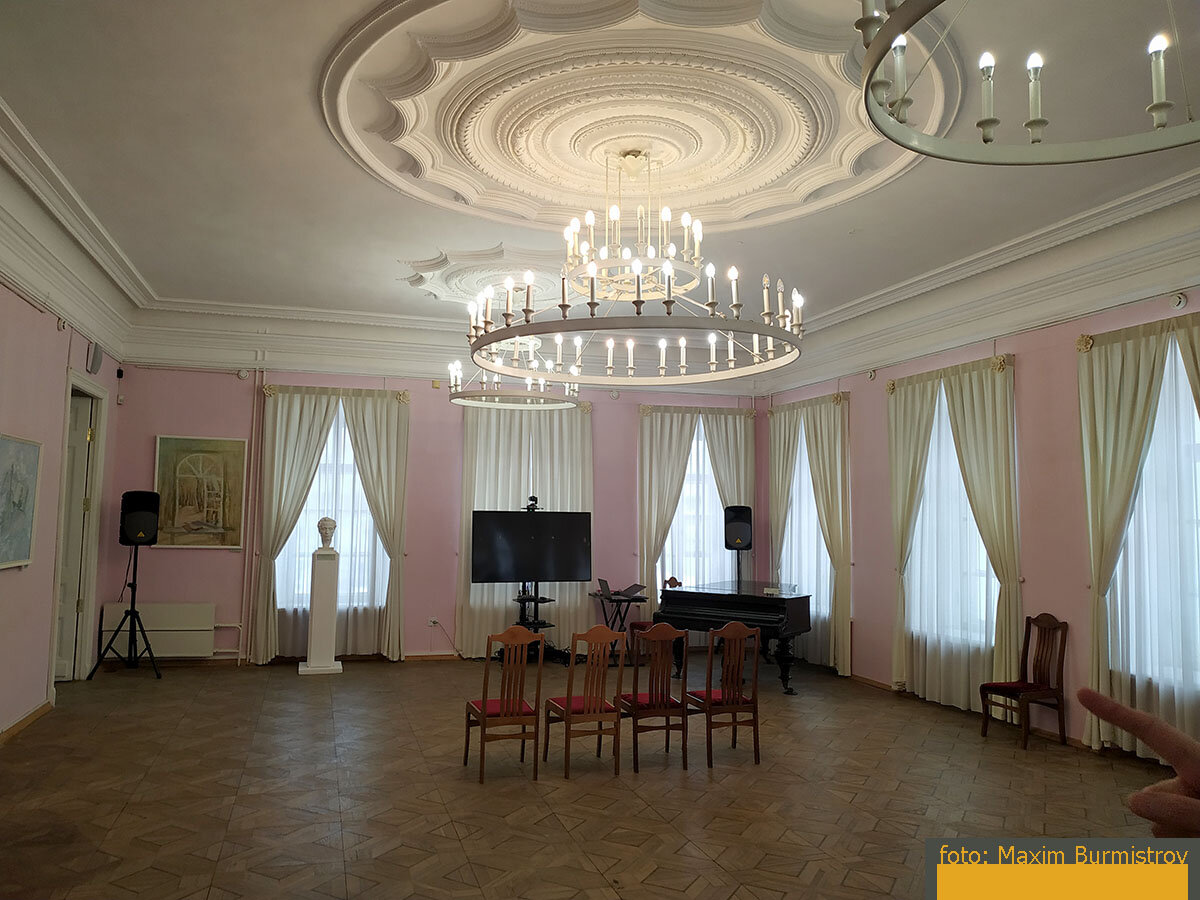 Интерьеры комнат восстанавливаются, но не везде есть оригинальная мебель и предметы искусства.