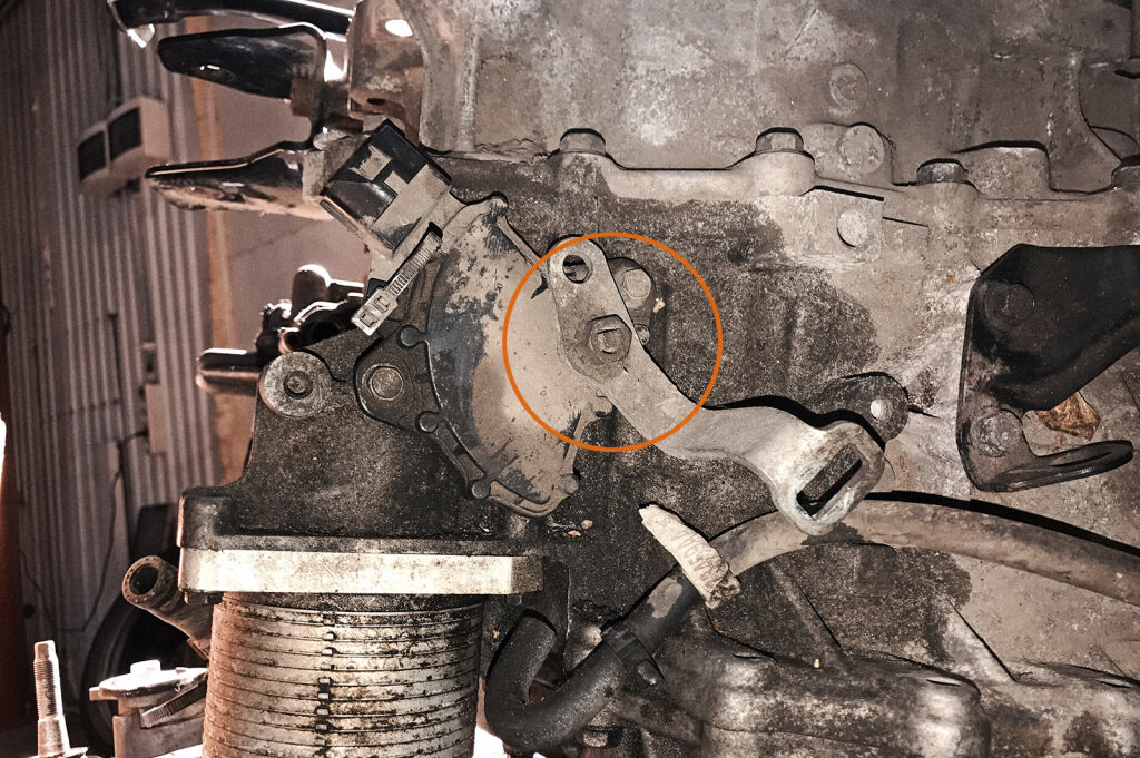 Штифт, на который устанавливается датчик положения и скоба селектора вариатора