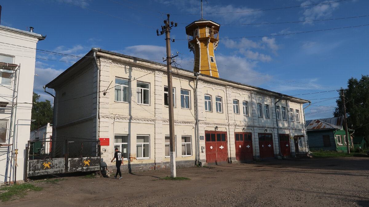 Пожарная каланча начало 20 века, до сих пор используется по назначению