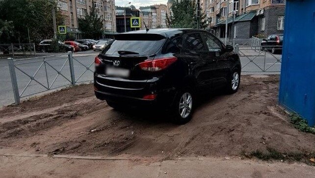     В Казани местные жители потребовали от городских властей устанавливать столбики после благоустройства территорий. Соответствующим мнением граждане поделились в Telegram-канале мэрии.