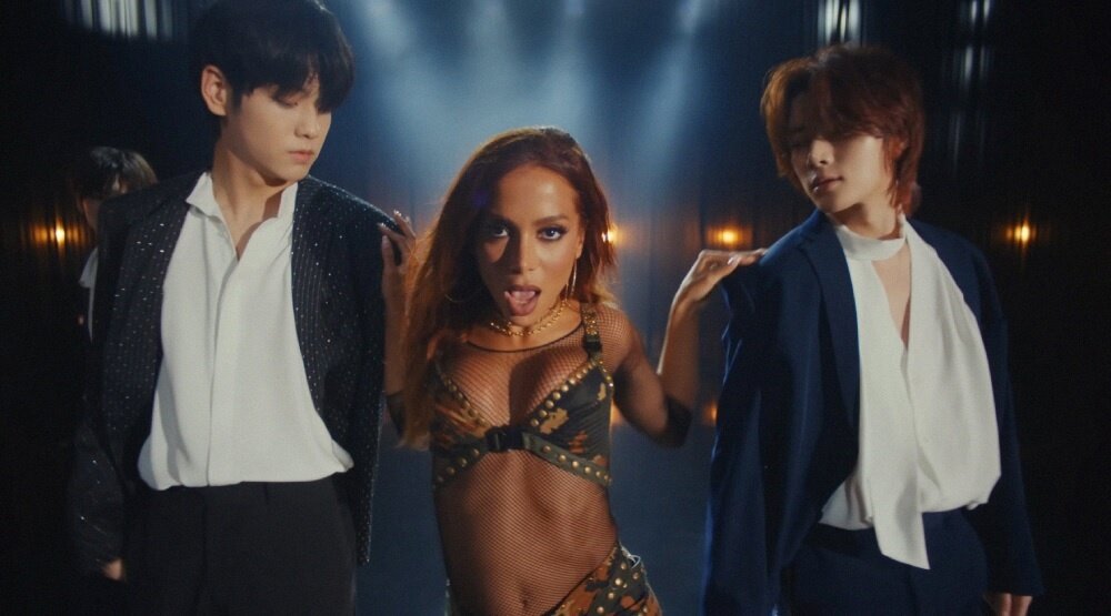     Кадр из клипа «Back for More»